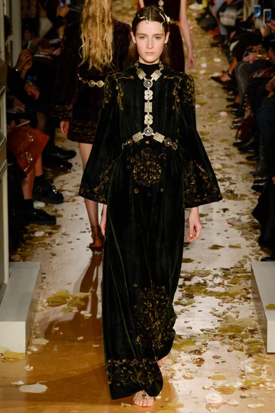 Look 9